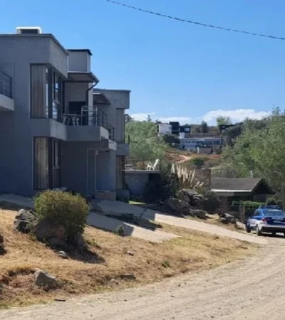 El complejo de cabañas, donde fue hallado asesinado el financista.