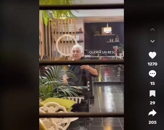 El intérprete de ´No podrás´ fue sorprendido en una peluquería de Recoleta.