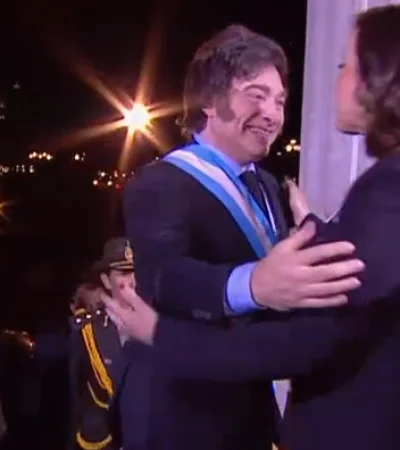 Un alegre Javier Gerardo Milei, acompañado por su hemana, la seria Karina, siendo recibido por una sonriente Victoria Villarruel en el Congreso.