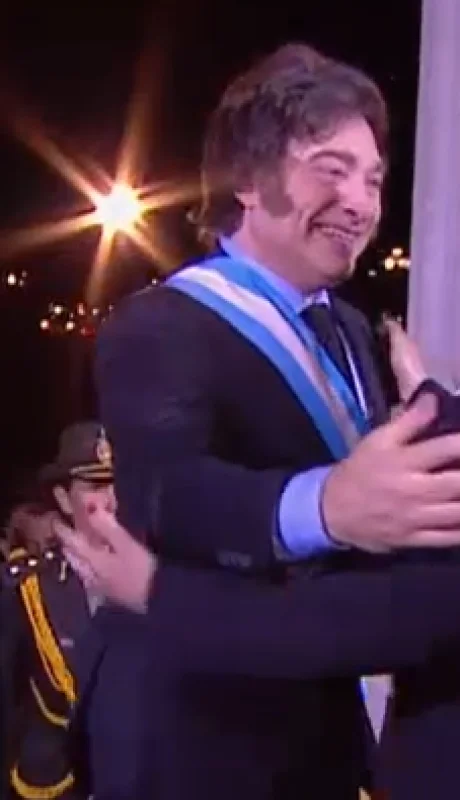 Un alegre Javier Gerardo Milei, acompañado por su hemana, la seria Karina, siendo recibido por una sonriente Victoria Villarruel en el Congreso.