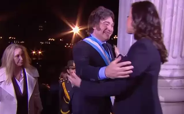 Un alegre Javier Gerardo Milei, acompañado por su hemana, la seria Karina, siendo recibido por una sonriente Victoria Villarruel en el Congreso.