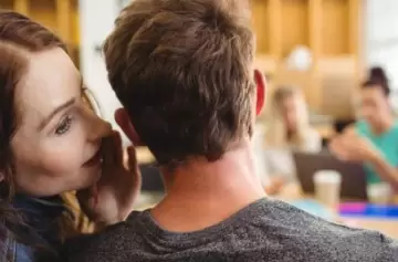 Una buena: científicos confirmaron que el chisme aumenta la felicidad y reduce el estrés