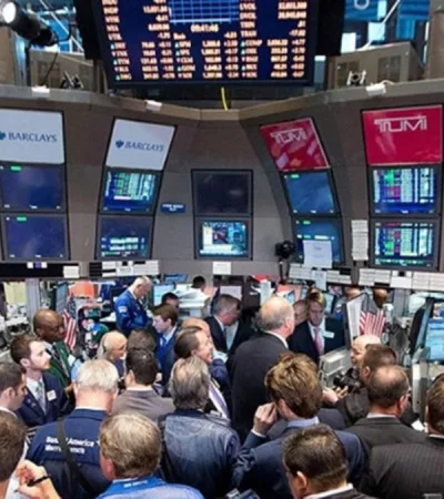 Nuevas políticas económicas: acciones argentinas en alza y el riesgo país bajó 2,56%