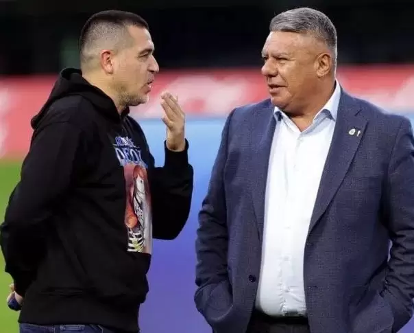 Román junto a Chiqui Tapia