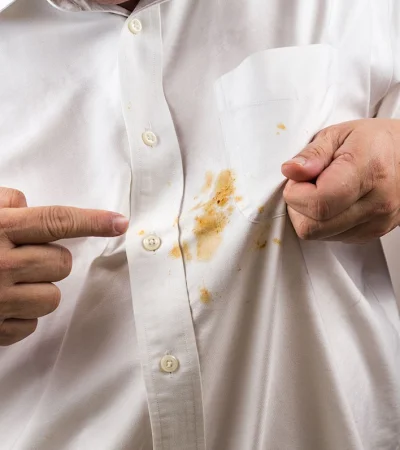 ¡Adiós, manchas de aceite! El truco casero que salvará tu ropa