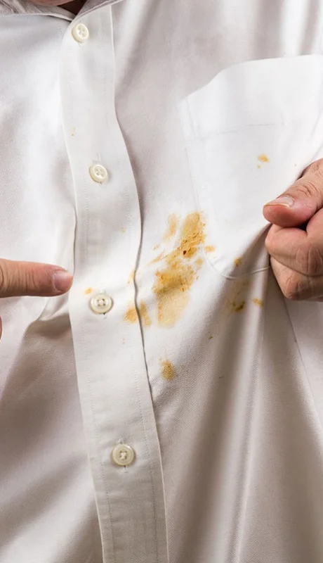 ¡Adiós, manchas de aceite! El truco casero que salvará tu ropa