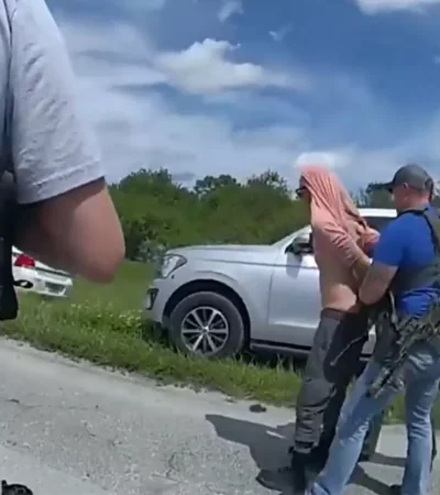 Ryan Routh al momento de ser detenido por las fuerzas de seguridad, tras ser sorprendido en el perímetro de la mansión de Mar-a-Lago.