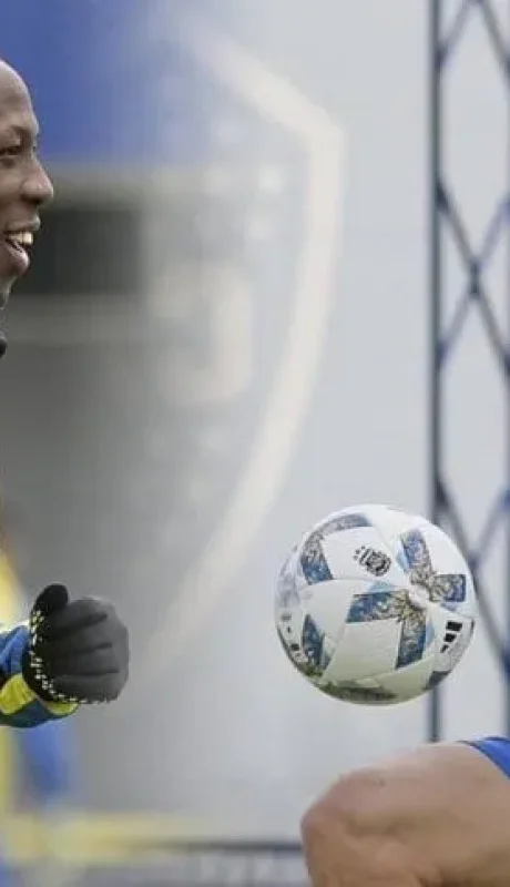 Luis Advíncula y Edinson Cavani, fijas para el superclásico