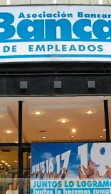 Bancarios alcanzan un salario mínimo de $1,4 millones y superan la inflación