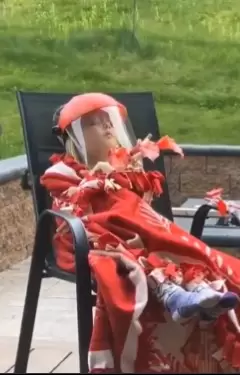 Niña que se disfrazó de flor para poder ver de cerca a los colibríes.