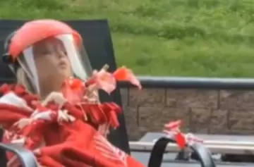 Video: una nena se disfrazó de flor para ver de cerca a los colibríes