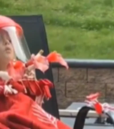 Su inocente y original gesto ha captado la atención de miles de usuarios.