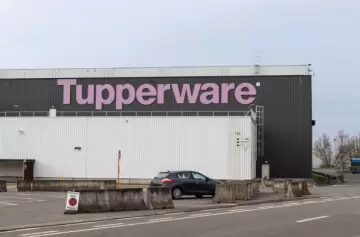 Tupperware enfrenta posible quiebra tras desplome en Wall Street
