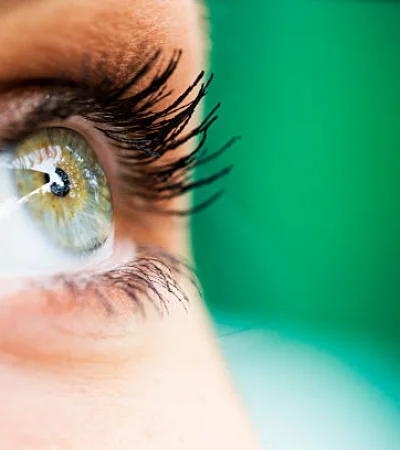 Color de ojos verdes.