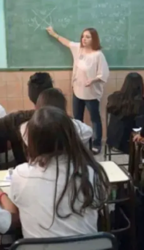Mientras que el sistema educativo enfrenta problemas, los profesores se convierten en los protagonistas invisibles de una batalla diaria.