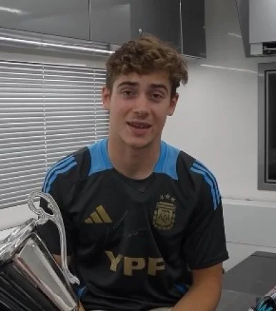 Franco Colapinto con la camiseta firmada por Lionel Messi