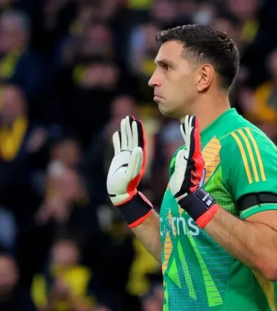 El Dibu Martínez tuvo una gran labor en Aston Villa