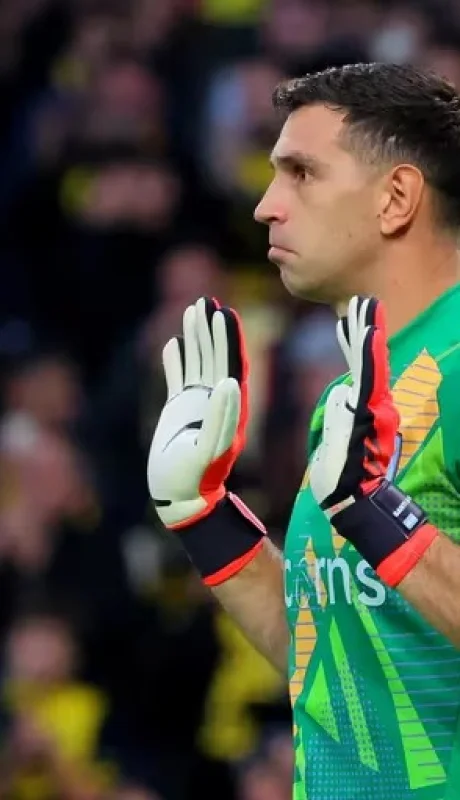 El Dibu Martínez tuvo una gran labor en Aston Villa