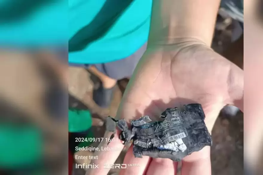 Así quedó uno de los localizadores de Hezbollah que estalló en El Líbano.