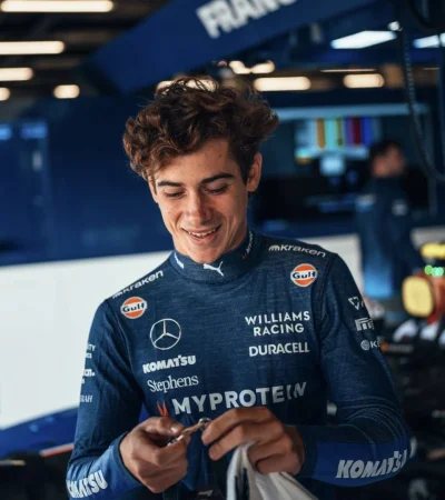 Gracias a Bizarrap, el primer tatuaje de su casco le llegó al corredor de  Williams Racing.