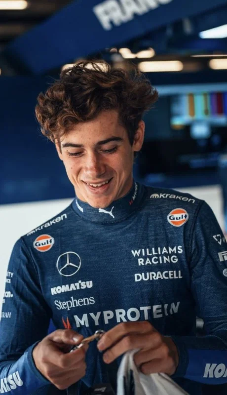 Gracias a Bizarrap, el primer tatuaje de su casco le llegó al corredor de  Williams Racing.