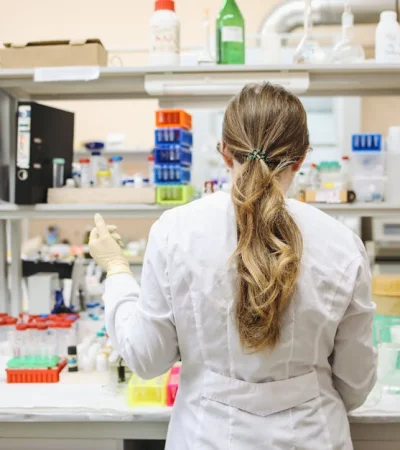 El primer grupo etario en ser vacunado serán los adolescentes.