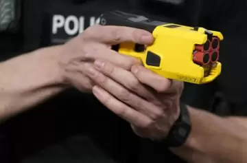 Hombre con machete amenazó a policías y fue neutralizado con una Taser