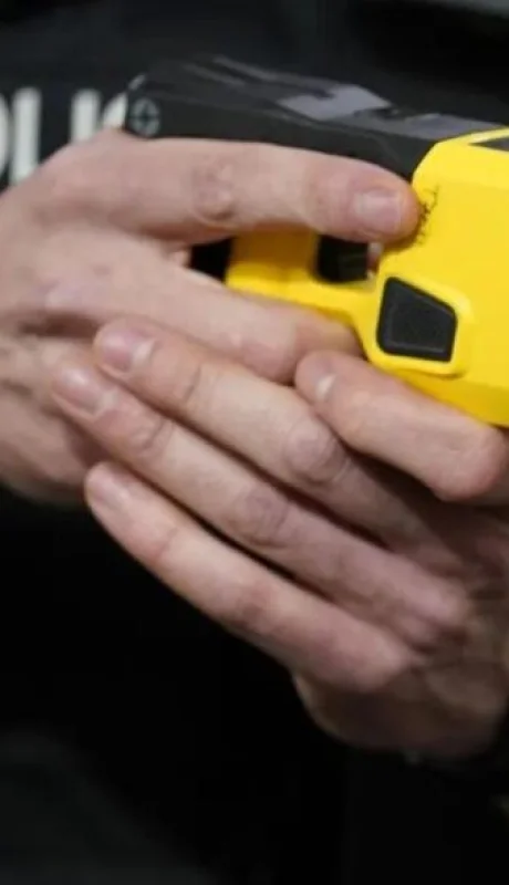 Hombre con machete amenazó a policías y fue neutralizado con una Taser