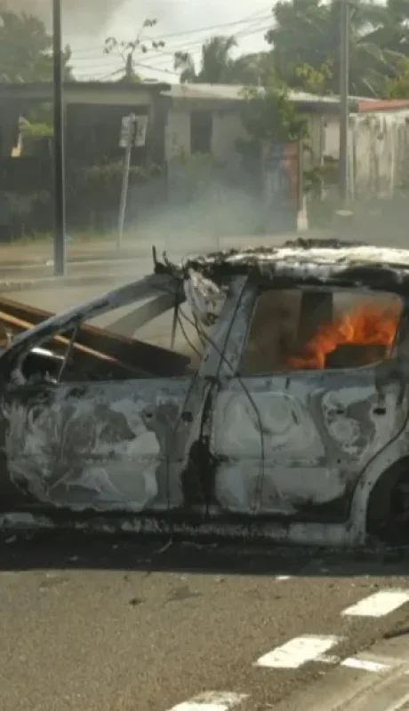 La isla de Martinica, un paraíso turístico caribeño, está viviendo días de extrema violencia con vehículos y comercios quemados.