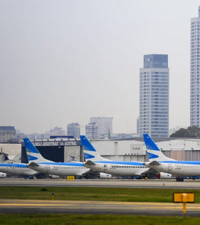 Decidieron darle más lugar a las low cost en Aeroparque en detrimento de Aerolíneas Argentinas