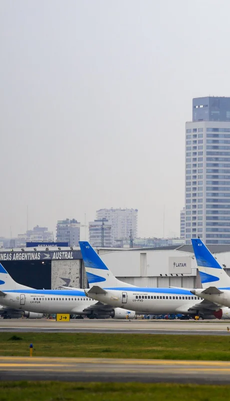 Decidieron darle más lugar a las low cost en Aeroparque en detrimento de Aerolíneas Argentinas