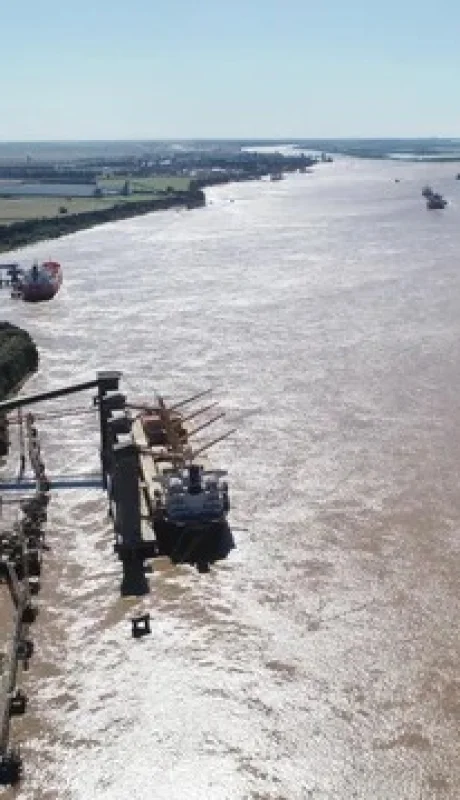 La Hidrovía se vacía de barcos por el bajo nivel de agua del Río Paraná.