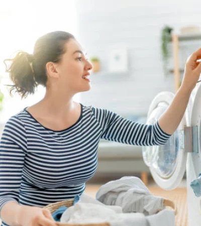 Mujer realizando limpieza de ropa blanca.