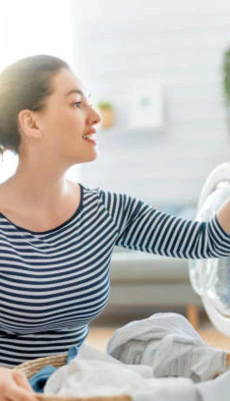 Mujer realizando limpieza de ropa blanca.