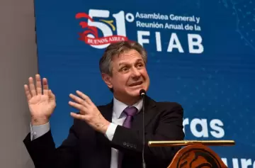 Daza pidió a empresarios no apostar por dólar: "El peso fuerte llegó para quedarse"