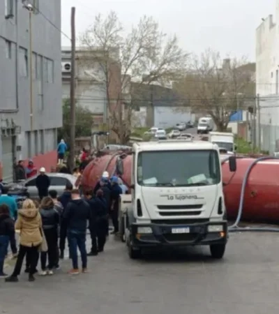 Mar del Plata: un camión atmosférico volcó su carga en plena calle