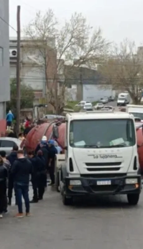 Mar del Plata: un camión atmosférico volcó su carga en plena calle