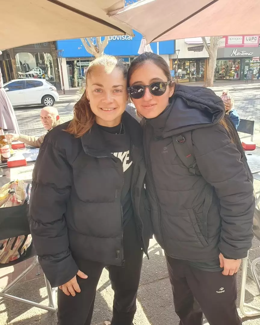 Rivera con la futbolista Estefanía Banini.