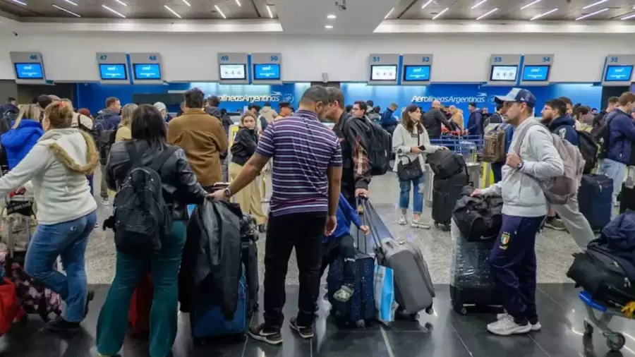 Los paros del personal de Aerolíneas Argentinas complicaron a miles de viajeros. (Foto: web)