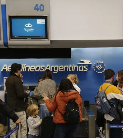 Los paros del personal de Aerolíneas Argentinas complicaron a miles de viajeros. (Foto: web)