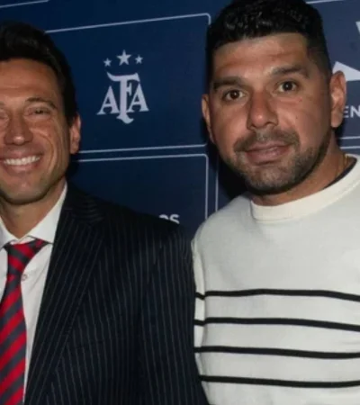 Marcelo Moretti junto a Néstor Ortigoza en un sorteo de Copa Argentina.