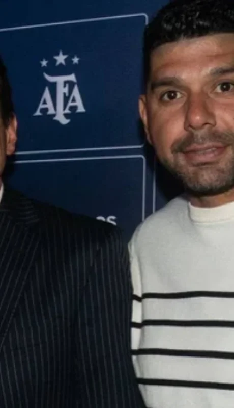 Marcelo Moretti junto a Néstor Ortigoza en un sorteo de Copa Argentina.