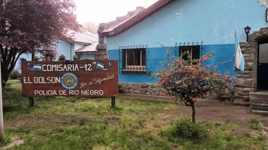 Frente de la Comisaría 12º, de El Bolsón, donde fue llevado el conductor agresivo