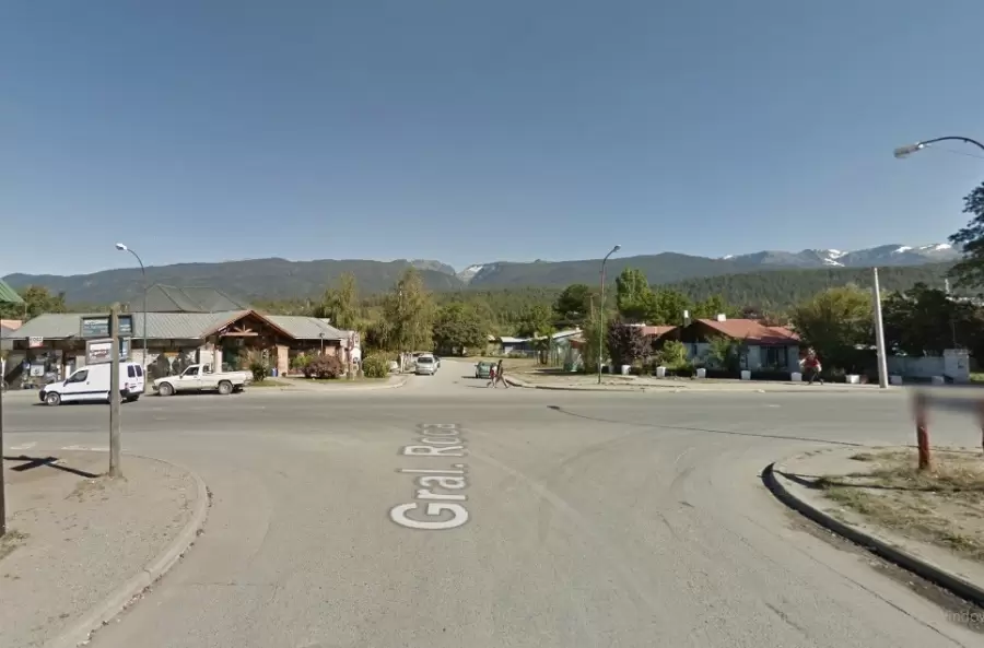 Esquina de Julio Argentino Roca y Domingo Sarmiento, de El Bolsón, lugar donde ocurrió el violento episodio.