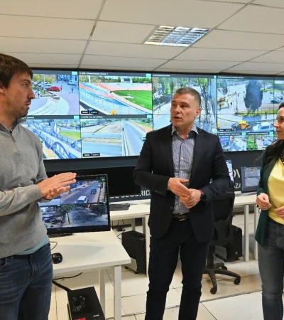 La Ministra de Seguridad junto al Intendente de Godoy Cruz dialogando sobre el sistema nuevo de alarmas/