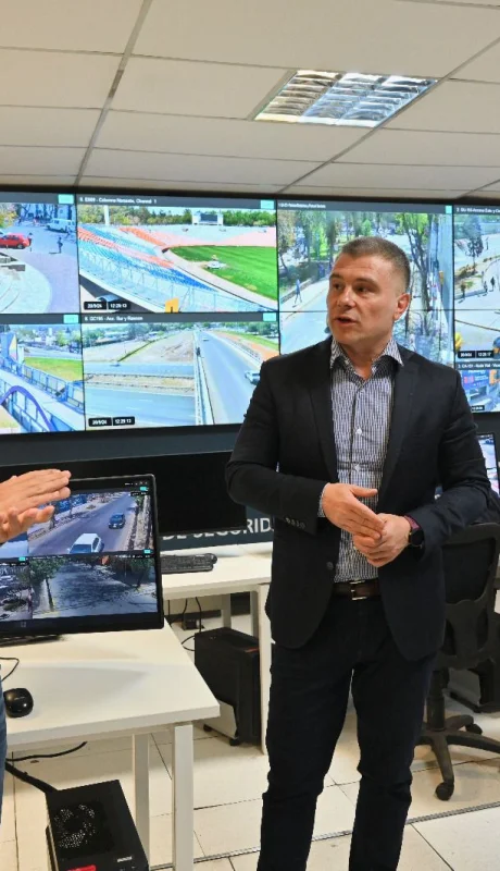 La Ministra de Seguridad junto al Intendente de Godoy Cruz dialogando sobre el sistema nuevo de alarmas/