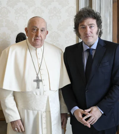 El papa Francisco junto a Javier Gerardo Milei