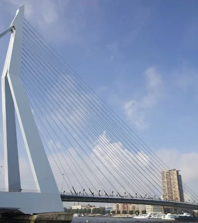 El turístico puente de la ciudad puerto se vio ensombrecido por un episodio de sangre que se investiga como posible acto terrorista.