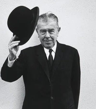 René Magritte en una fotografía en blanco y negro.