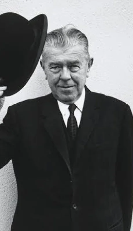 René Magritte en una fotografía en blanco y negro.